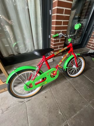 Bicicleta infantil roja y verde