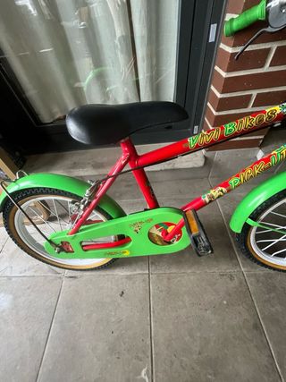 Bicicleta infantil roja y verde