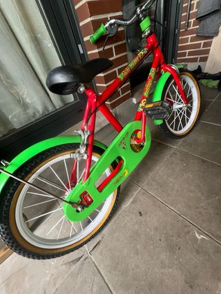 Bicicleta infantil roja y verde