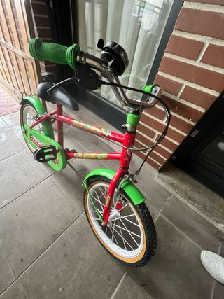 Bicicleta infantil roja y verde