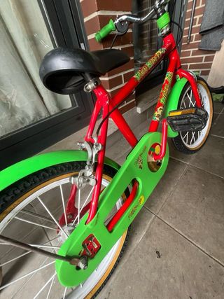 Bicicleta infantil roja y verde