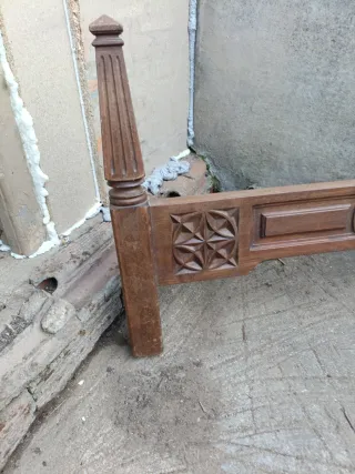 Piecero de madera tallada