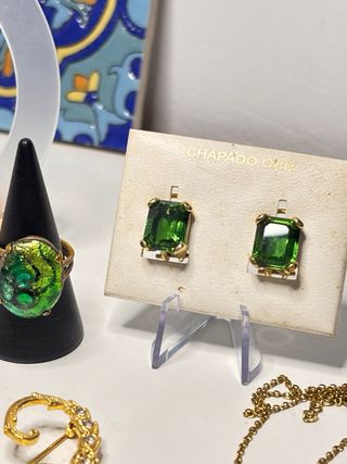 Lote de bisutería dorada y verde