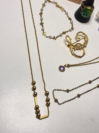 Lote de bisutería dorada y verde