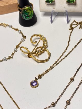 Lote de bisutería dorada y verde