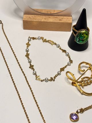 Lote de bisutería dorada y verde