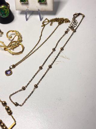 Lote de bisutería dorada y verde