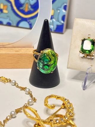 Lote de bisutería dorada y verde