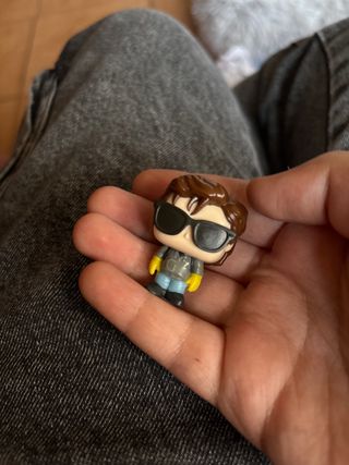 Figura coleccionable con gafas de sol