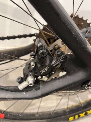 Bicicleta BTT Cube Negra