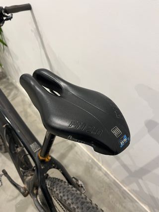 Bicicleta BTT Cube Negra