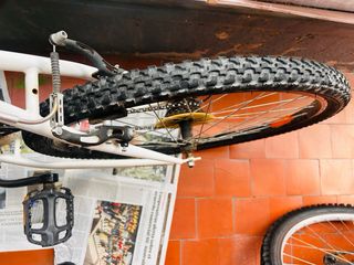 Bicicleta de montaña blanca