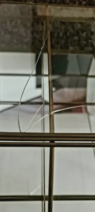 Vitrina cristal y metal dorada