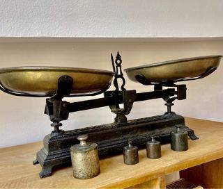 Balanza antigua decorativa de latón y hierro