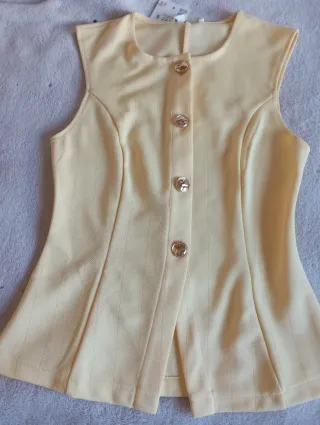 Chaleco de punto amarillo