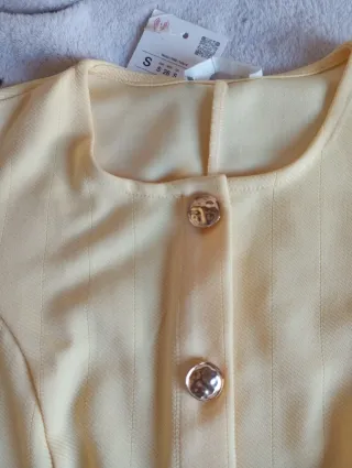 Chaleco de punto amarillo