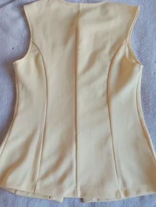 Chaleco de punto amarillo