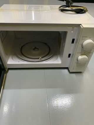 Horno Microondas 20L 700W MW107200