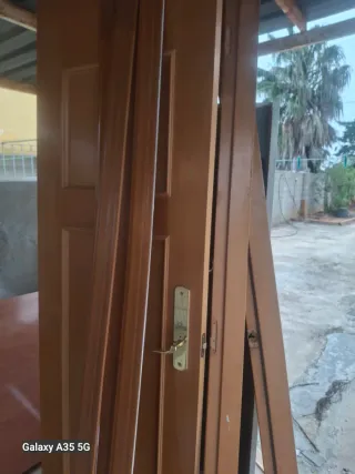 Puerta madera maciza