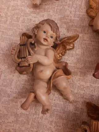 Antichi angeli in resina da appendere