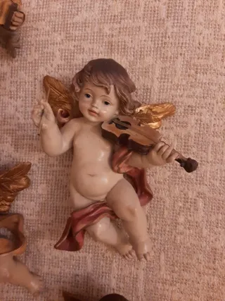 Antichi angeli in resina da appendere