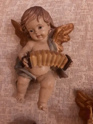Antichi angeli in resina da appendere