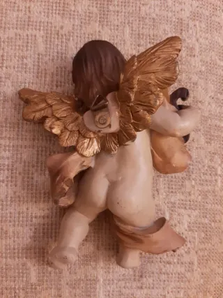 Antichi angeli in resina da appendere