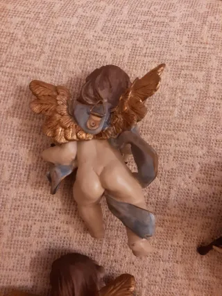 Antichi angeli in resina da appendere