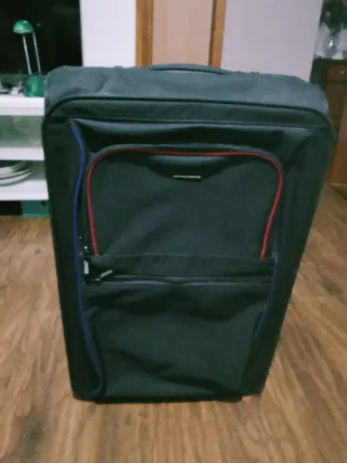 Maleta de viaje negra con detalles