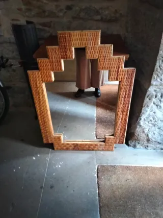 Espejo de mimbre con diseño geométrico