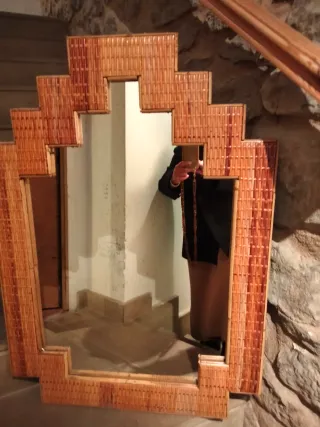 Espejo de mimbre con diseño geométrico