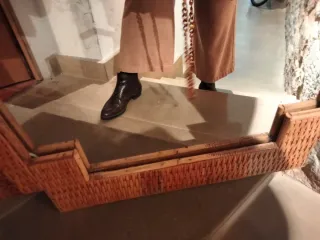 Espejo de mimbre con diseño geométrico