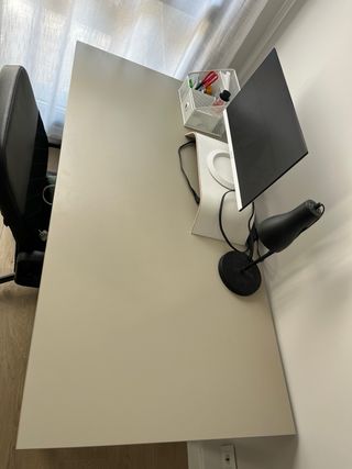 Mesa de escritorio beige y blanca