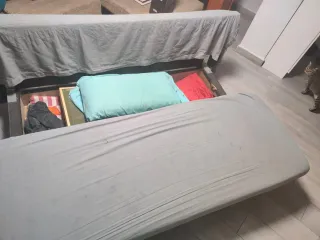 Sofá cama gris con desperfectos