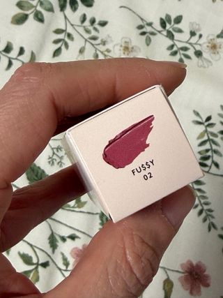 Fenty Beauty Gloss Bomb Tono Fussy. SIN ABRIR