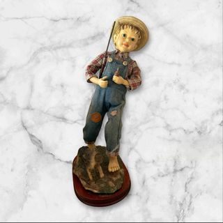 Figura niño pescador con caña