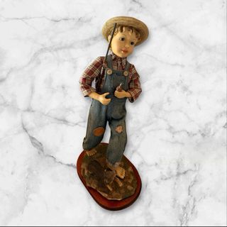 Figura niño pescador con caña