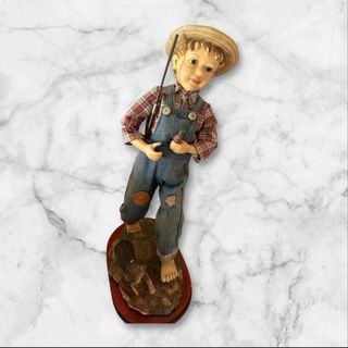 Figura niño pescador con caña