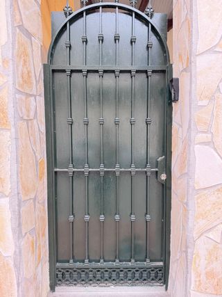 Puerta de hierro forjado