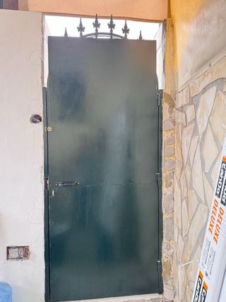 Puerta de hierro forjado