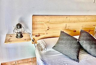 Cabecero y mesitas de noche de pino