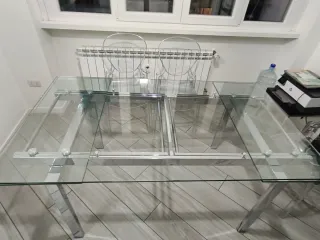 Tavolo in vetro temperato con struttura in metallo