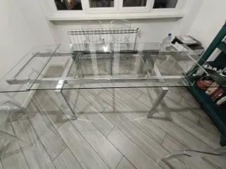 Tavolo in vetro temperato con struttura in metallo