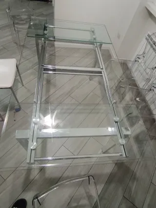 Tavolo in vetro temperato con struttura in metallo