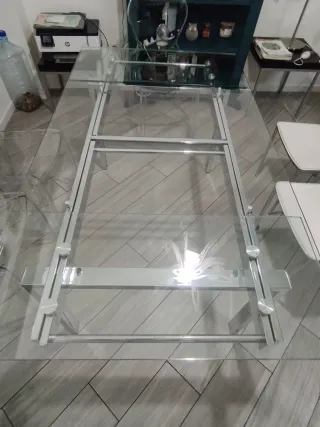 Tavolo in vetro temperato con struttura in metallo