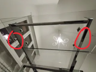 Tavolo in vetro temperato con struttura in metallo