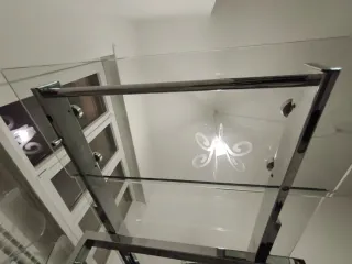 Tavolo in vetro temperato con struttura in metallo