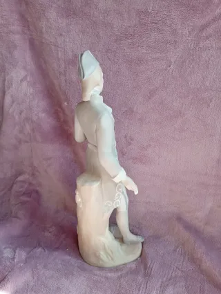 Figura de porcelana hombre elegante