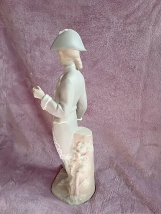 Figura de porcelana hombre elegante