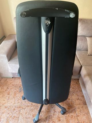 Silla ergonómica de piel sintética negra